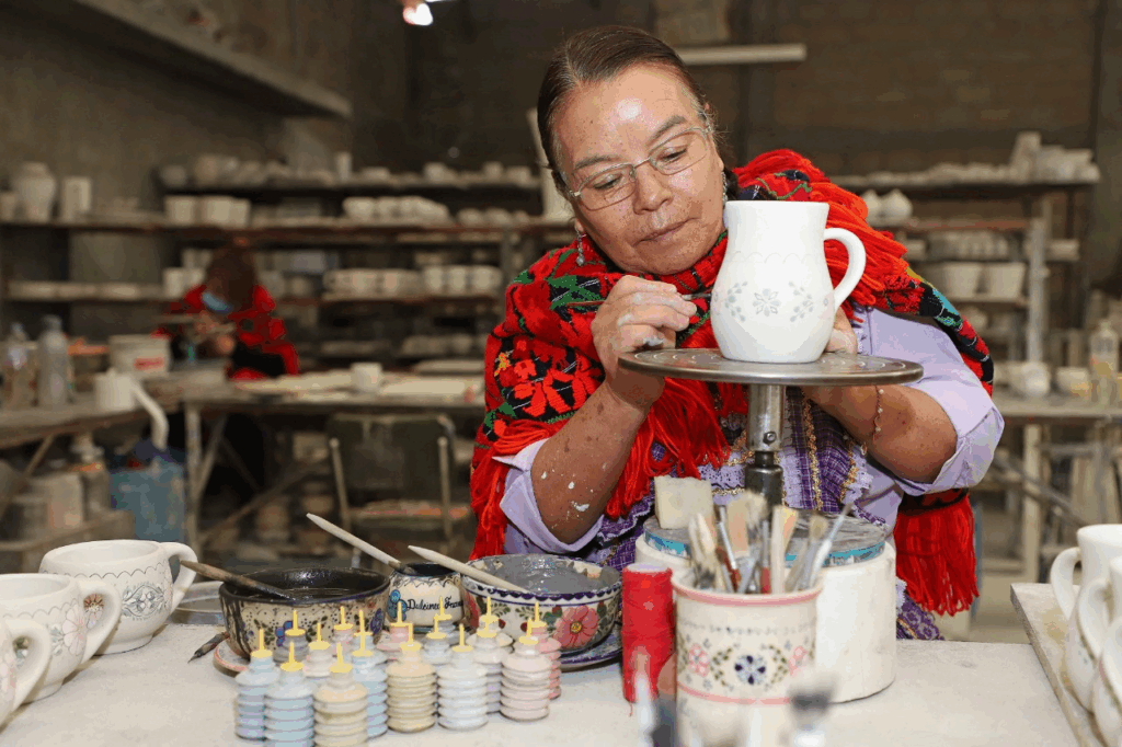 Artesano indígena de Aridoamérica trabajando cerámica tradicional en Chihuahua, México