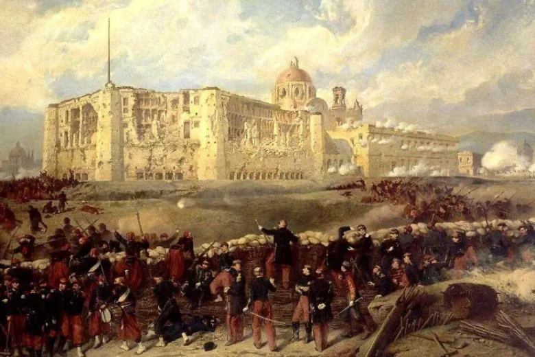 Pintura histórica de la Batalla de Puebla en 1862, con tropas mexicanas enfrentando al ejército francés frente a los fuertes de la ciudad, conmemorando el 5 de mayo.