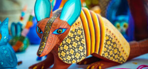 Alebrijes: figura fantástica de colores con cuerpo de armadillo y diseños geométricos