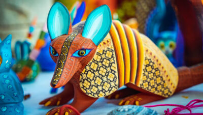 Alebrijes: figura fantástica de colores con cuerpo de armadillo y diseños geométricos