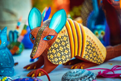 Alebrijes: figura fantástica de colores con cuerpo de armadillo y diseños geométricos