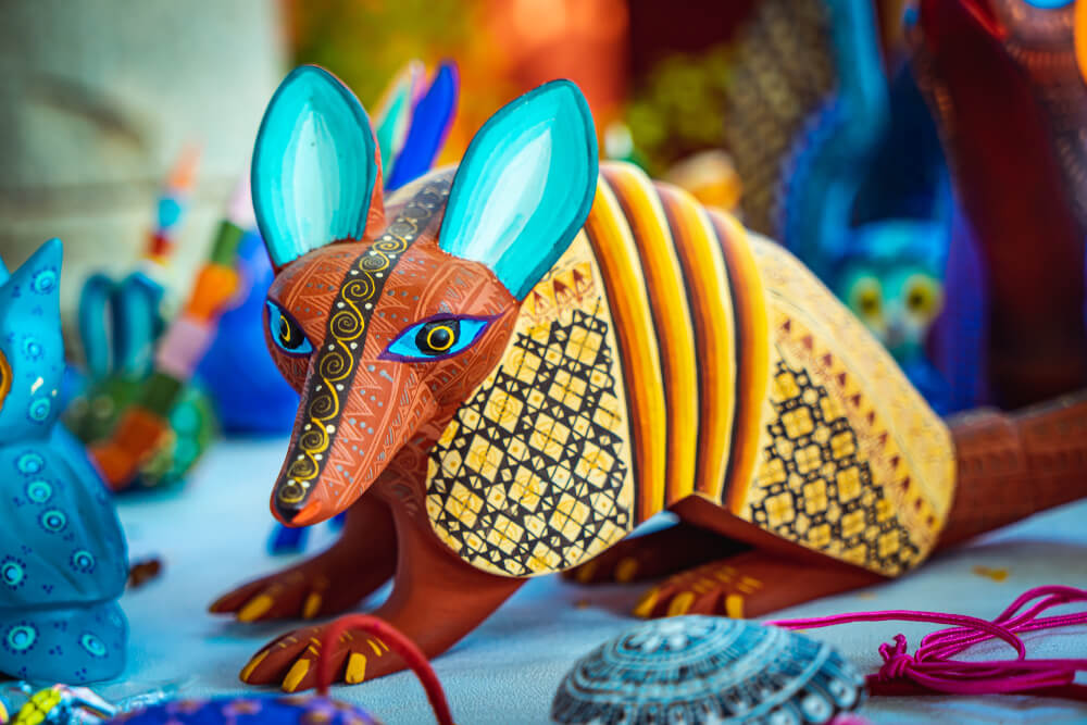 Alebrijes: figura fantástica de colores con cuerpo de armadillo y diseños geométricos
