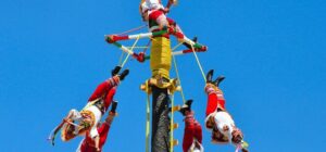 Danza de los voladores: voladores descendiendo del poste en una ceremonia