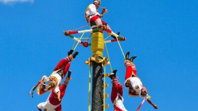 Danza de los voladores: voladores descendiendo del poste en una ceremonia
