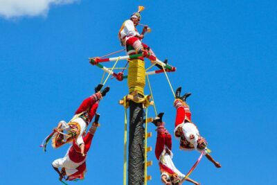 Danza de los voladores: voladores descendiendo del poste en una ceremonia
