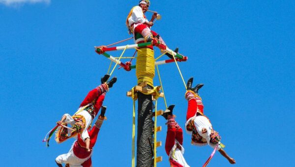 Danza de los voladores: voladores descendiendo del poste en una ceremonia