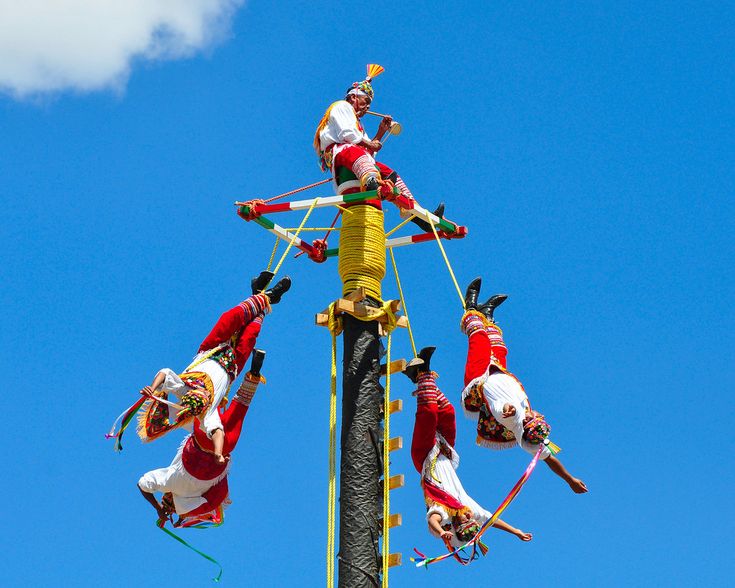 Danza de los voladores: voladores descendiendo del poste en una ceremonia