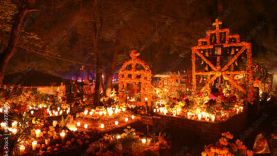 Día de muertos en Michoacán: tumbas iluminadas con velas y flores durante la noche de muertos