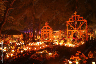 Día de muertos en Michoacán: tumbas iluminadas con velas y flores durante la noche de muertos
