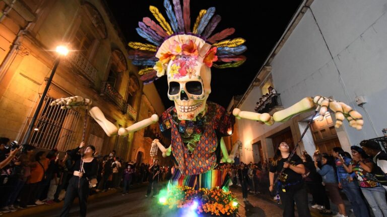 Día de Muertos en Oaxaca: Tradiciones, Panteones y Comparsas