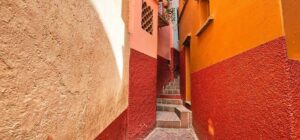 El Callejón del Beso: La Leyenda de Guanajuato y su Historia