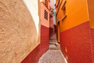 El Callejón del Beso: La Leyenda de Guanajuato y su Historia