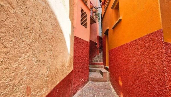 El Callejón del Beso: La Leyenda de Guanajuato y su Historia