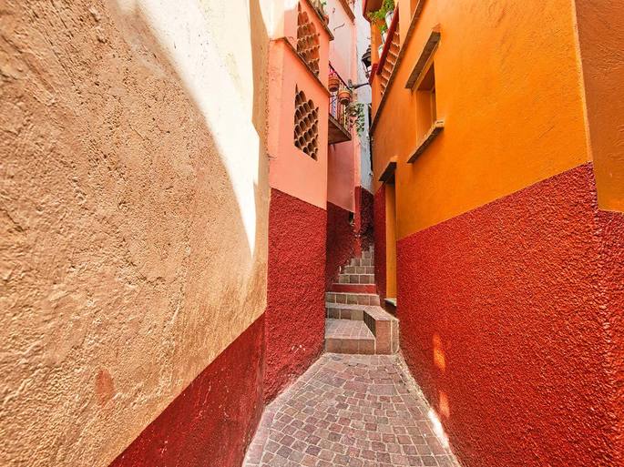 El Callejón del Beso: La Leyenda de Guanajuato y su Historia