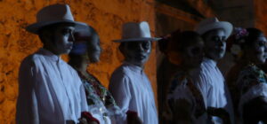 Hanal Pixán en Mérida: personas con el rostro pintado y ropa tradicional yucateca
