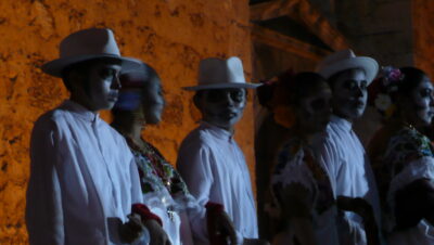 Hanal Pixán en Mérida: personas con el rostro pintado y ropa tradicional yucateca