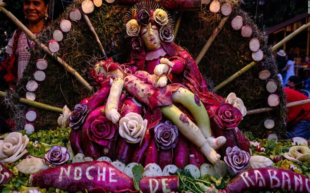 Noche de rábanos: escultura tallada en rábano de una escena tradicional de Oaxaca