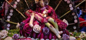 Noche de rábanos: escultura tallada en rábano de una escena tradicional de Oaxaca