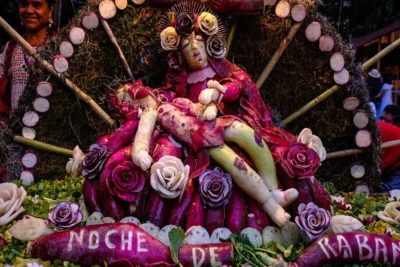 Noche de rábanos: escultura tallada en rábano de una escena tradicional de Oaxaca