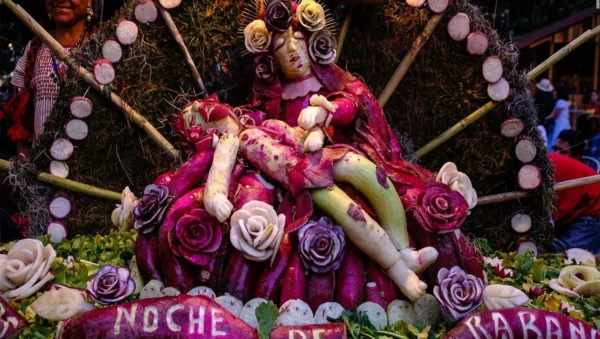 Noche de rábanos: escultura tallada en rábano de una escena tradicional de Oaxaca
