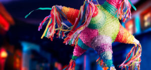 Origen de la piñata: piñata de siete picos con papel de colores