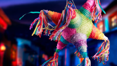 Origen de la piñata: piñata de siete picos con papel de colores
